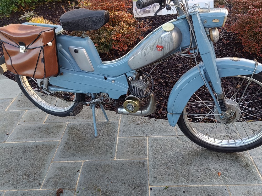 Motobécane AV85, Angie, Balade vintage à mobylette en Baie du Mont Saint-Michel, en Forêt de Brocéliande et au Pays de la Roche aux Fées