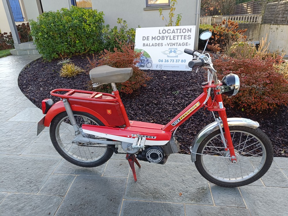 Peugeot 102, Elisa, Louez des mobylettes anciennes en Baie du Mont Saint-Michel, en Forêt de Brocéliande et au Pays de la Roche aux Fées