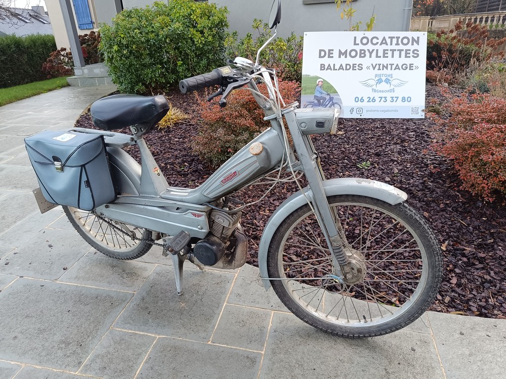 Motoconfort AU49, Fernando, Louer des mobylettes en Baie du Mont Saint-Michel, en Forêt de Brocéliande et au Pays de la Roche aux Fées